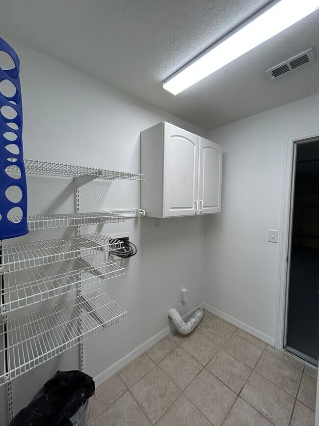 Building Photo - 10500 Lake Hasson Cir