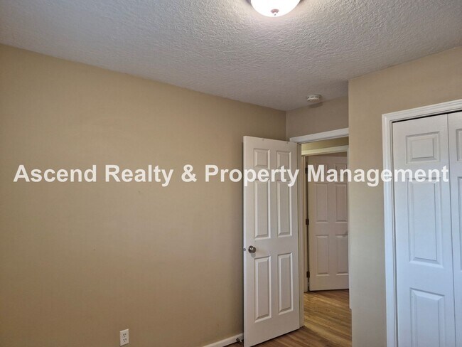 Building Photo - Available Now Prime Terra Linda Location One Level Home Large Fenced Yard & Attached Garage Walk ...