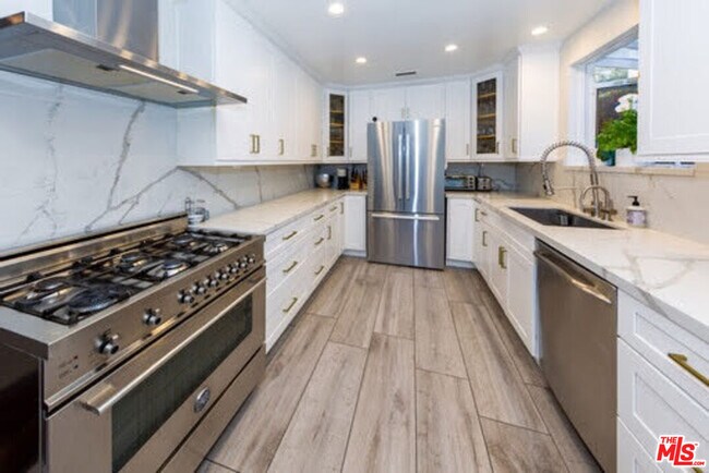 Building Photo - 1210 S Bedford Dr