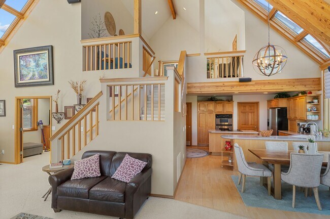 Building Photo - Luxurious Fully Furnished 3-Bedroom, 4-Bat...