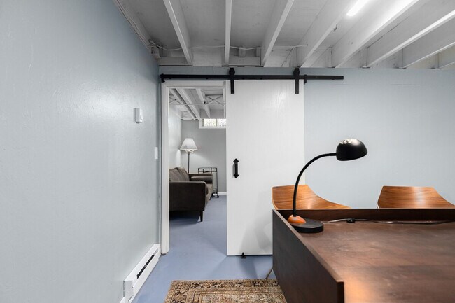 Building Photo - 733 W 4th St