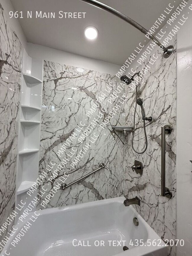 Building Photo - 961 N Main St