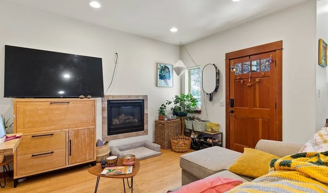 Building Photo - Bright & stylish end-unit 2 Bedroom 1.5 Ba...