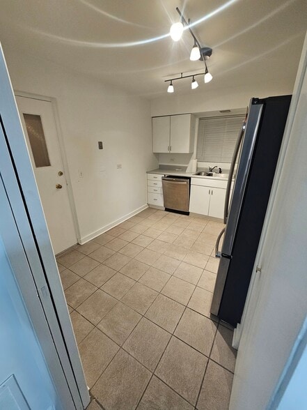 Building Photo - 146 Green Bay Rd