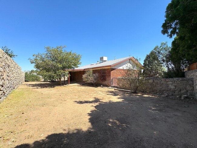 Building Photo - Northeast El Paso 3 Bed 2 Bath in Apollo Heights Neighborhood!