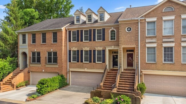 Building Photo - 3 Bed 2 Full Bath/2 Half Bath - Rockville Townhouse - Move In Ready