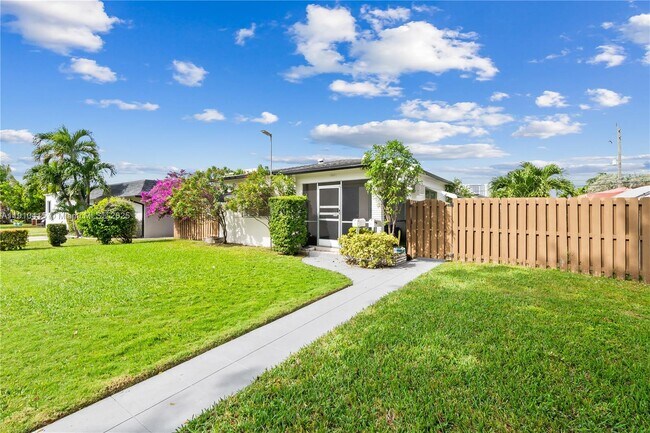 Building Photo - 1711 Funston St