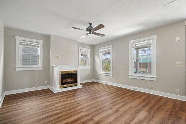Building Photo - Charming 3-bedroom 2 bathrooms in Downtown...