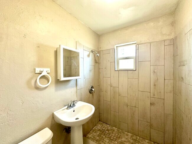 Building Photo - 1/2 OFF Move In Special! House with Gigant...