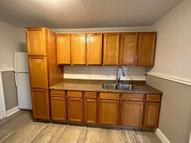 Building Photo - 619-621 Oakhill Ave
