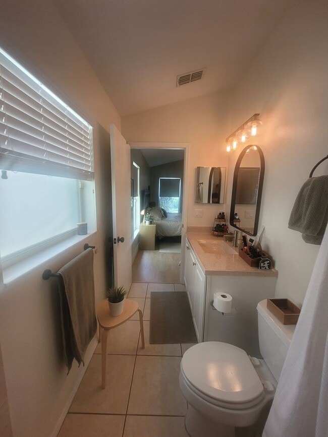 Building Photo - Modern 3 Bed, 2 Bath Home in Chelsea Parc ...