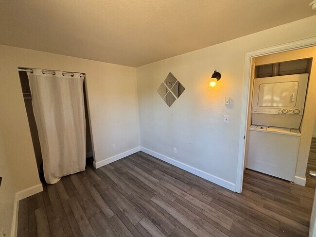 Building Photo - Garden-Style Condo in the Heart of Bend!