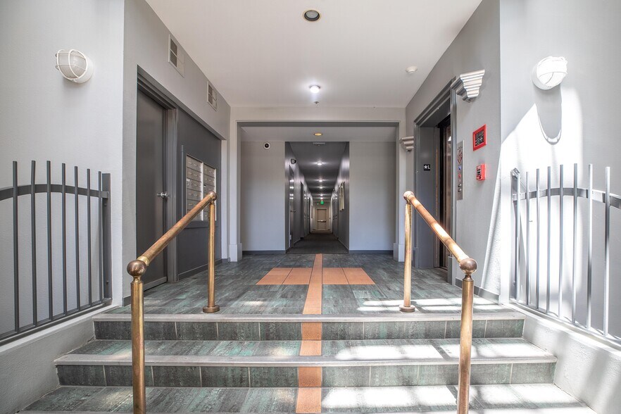 Landing - 97 E Saint James St