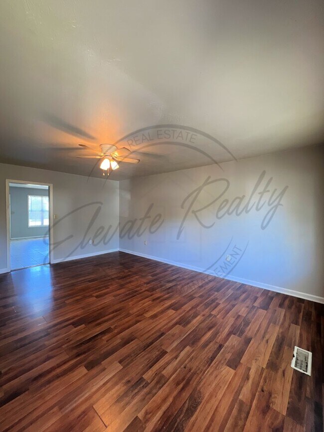 Building Photo - ON SPECIAL: Three Bedroom Ranch with Appli...