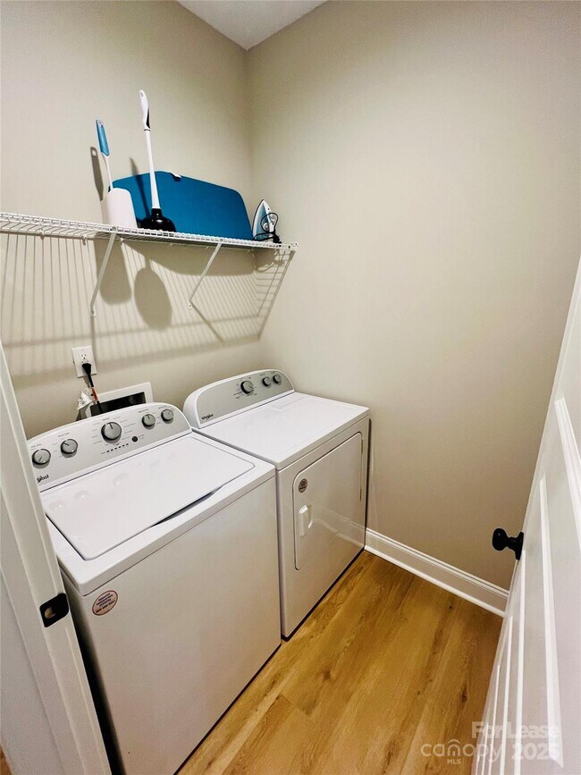 Building Photo - 571 Reid St