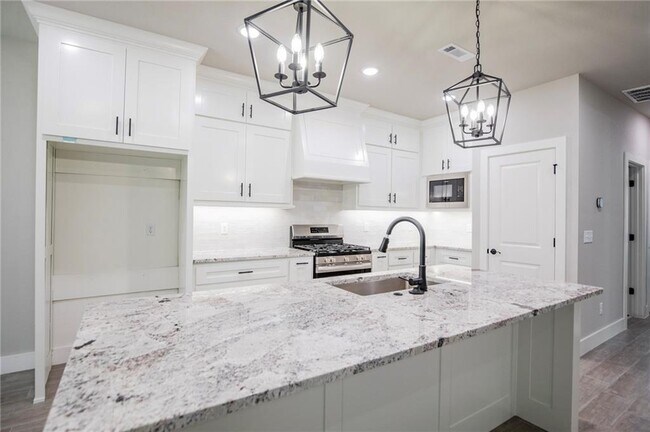 Building Photo - 14 Kinloch Dr