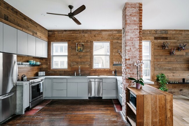 Building Photo - 215 Beauregard St