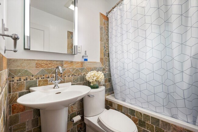 Building Photo - 3 Bed 1.5 Bath - Takoma Park Cottage - Mov...