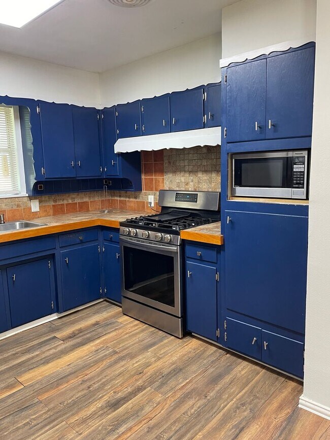 Building Photo - Available Now! Limit of 2 pets. Charming 3...