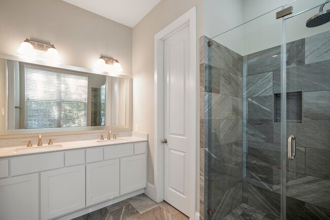 Building Photo - 11005 Acorn Falls Dr