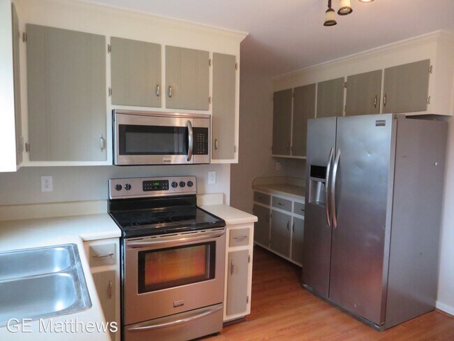 Building Photo - 4 br, 2.5 bath House - 120 Lakeside Drive