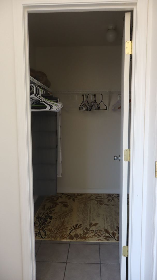 Building Photo - Furnished 3 Bedroom home