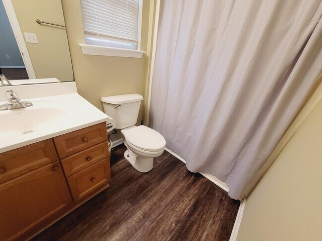 Building Photo - 1926 Fannie Dr