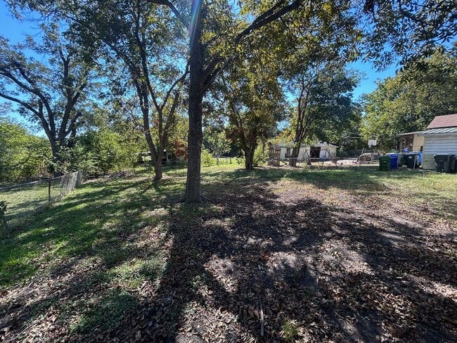 Building Photo - Perfect Size South Waco Home