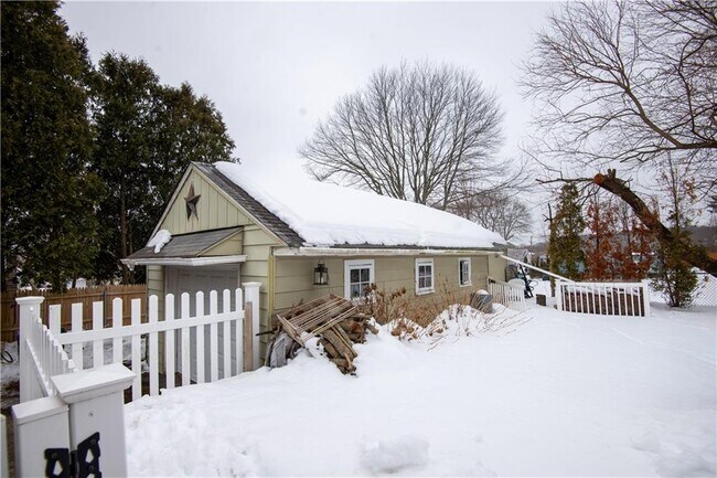 Building Photo - 25 Weeks St