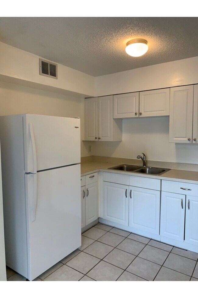 Building Photo - 3877 Herschel St