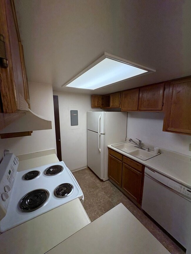 Building Photo - Awesome 1 - Bedroom / 1-Bath Penthouse Uni...