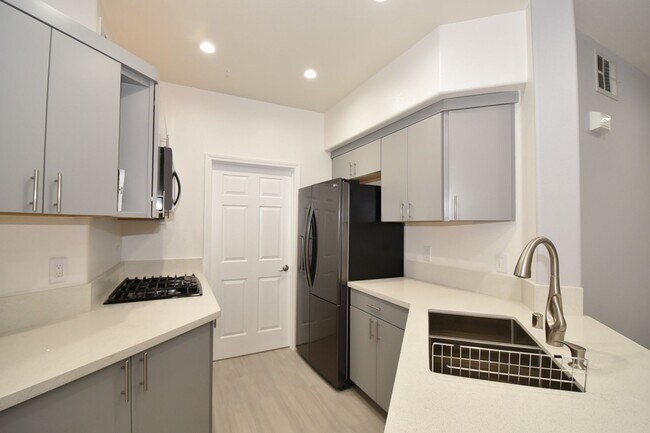 Building Photo - STUNNING AND MODERN 2 BED 2 BATH CONDO AT ...