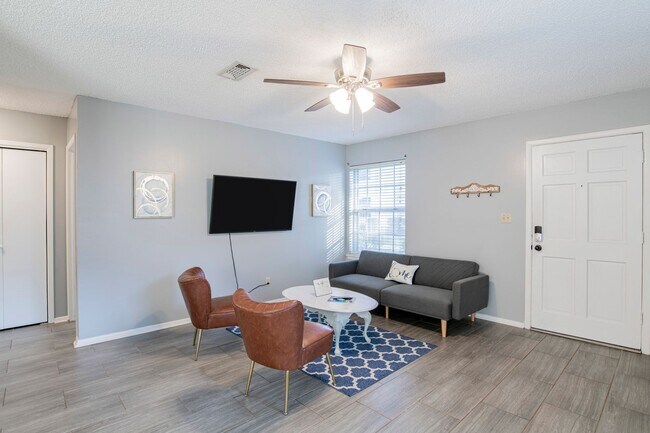 Building Photo - 2 Bed/1 Bath Condo with In-Ground Pool