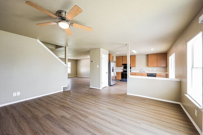 Building Photo - Recent remodeled! 4 bedroom, two living areas and loft!