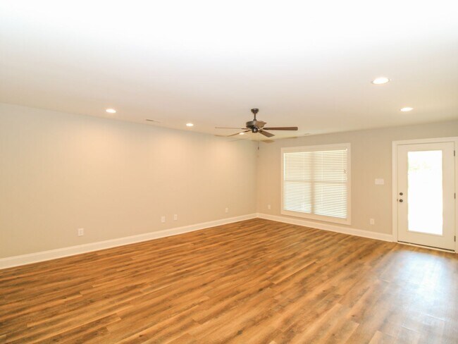 Building Photo - Modern 2 Bed @ bath Townhome!