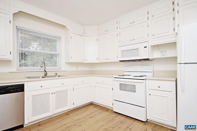 Building Photo - 2323 Fontaine Ave Ext