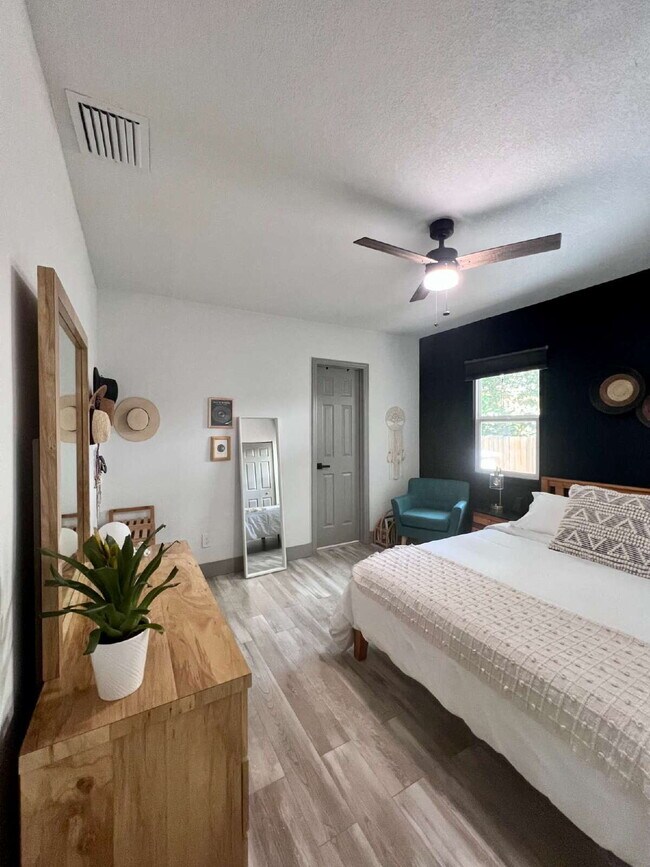 Building Photo - "Charming 2-Bed, 2-Bath Gem in the Heart of St. Petersburg – 1100 Sq. Ft. of Comfort!"