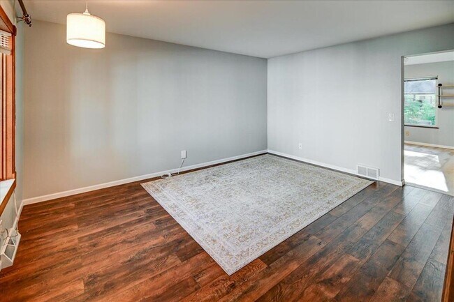 Building Photo - 136 N Lakewood Gardens Ln
