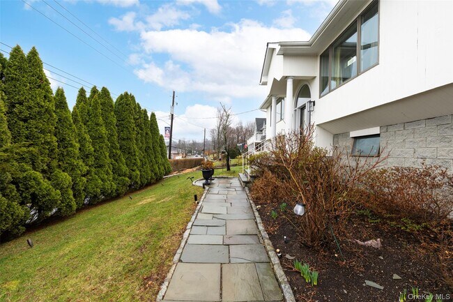 Building Photo - 850 S Lake Blvd