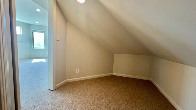 Building Photo - 696-694-29th