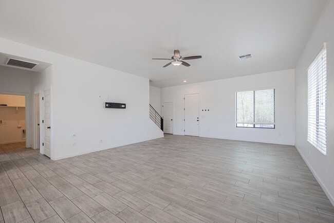 Building Photo - 1409 E Shangri La Rd