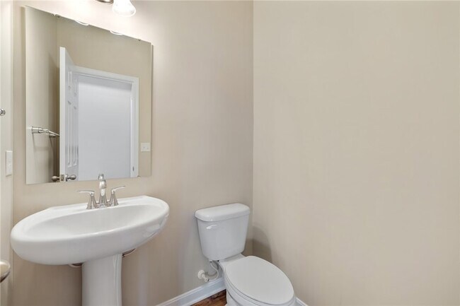 Building Photo - 2858 Canterbury Dr