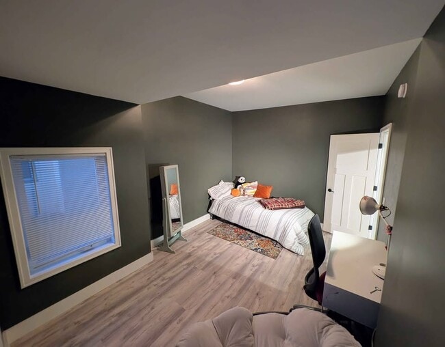 Building Photo - 2535 University Ave NE