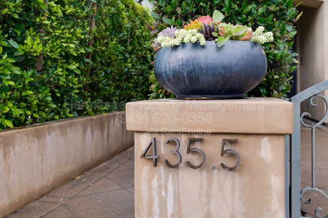 Building Photo - 435 1/2 Carnation Avenue