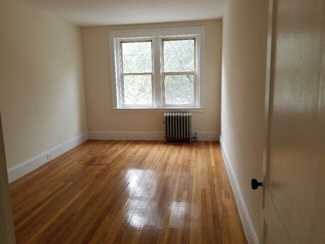 Building Photo - Charming 4 Bedroom -No Broker Fee