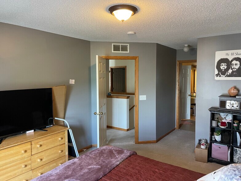 Building Photo - 1725 Countryside Dr