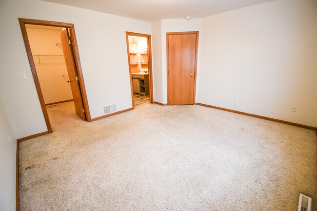 Building Photo - 2505 Amber Valley Ct S