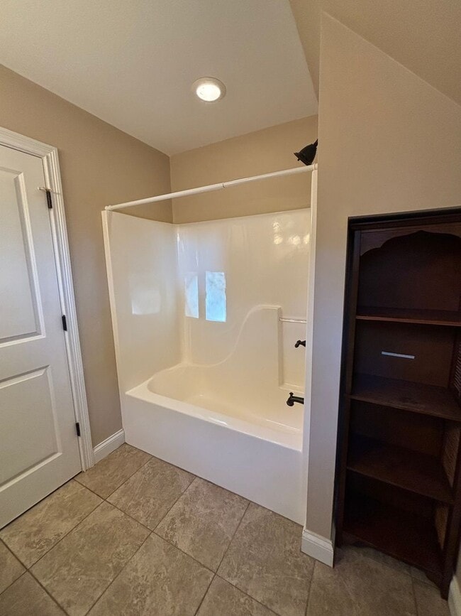 Building Photo - Freshly Renovated Dollhouse in Maryville!!