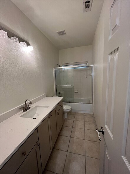 Building Photo - 1200 Oakley Dr
