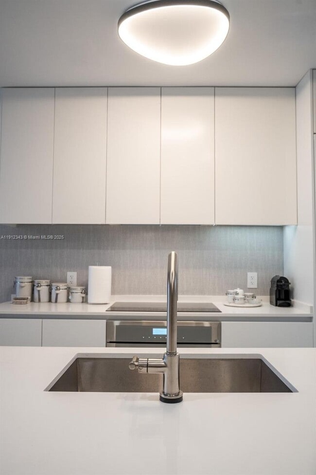 Building Photo - 700 NE 24th St